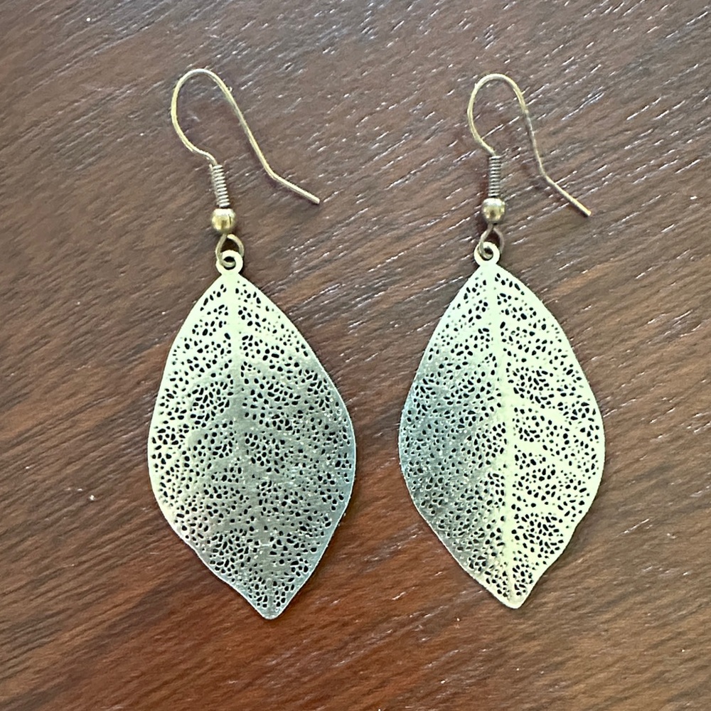 🩶 Women’s earrings silver tone leaf shaped euc